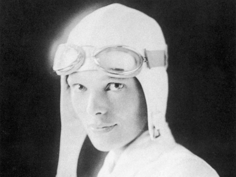 Dosud neznámý osud průkopnice amerického letectví Amelie Earhartové, která při pokusu o oblet světa zmizela v roce 1937 i s navi­gátorem nad Tichým oceánem, bude možná po desetiletích tápání objasněn