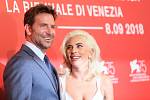 Bradley Cooper a zpěvačka Lady Gaga.