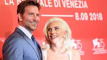 Bradley Cooper a zpěvačka Lady Gaga.