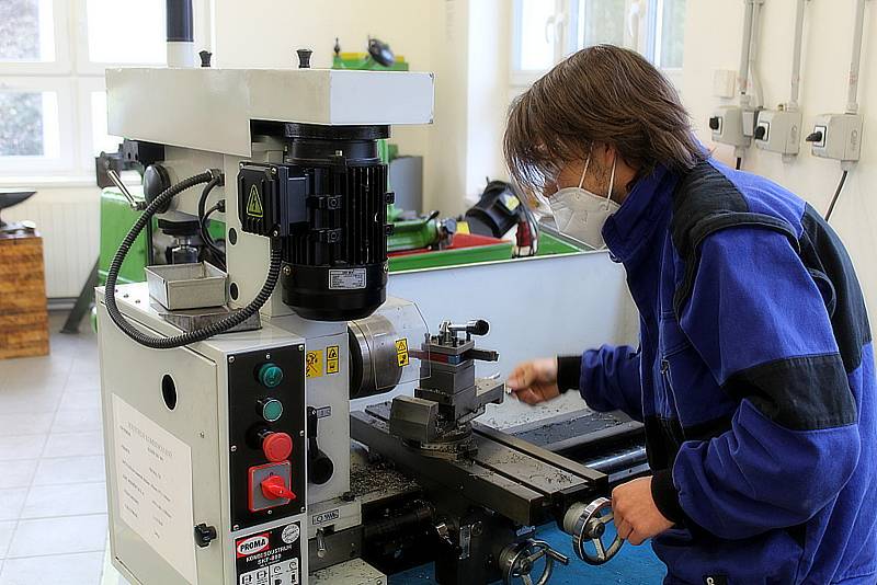 Na Střední odborné učiliště řemesel v Kutné Hoře se téměř po půlroční přestávce vrátili studenti odborného výcviku.