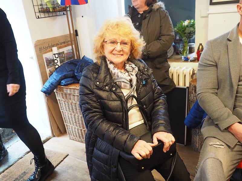 Jiřina Kotounová je 75letá důchodkyně z Krásné u Aše, což je nejzápadnější obec republiky. Ač musí kvůli lékařům cestovat desítky kilometrů po celém Karlovarském kraji, je spokojená a z pohraničí by neodešla.