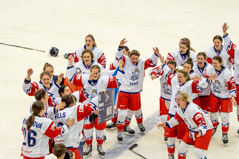 České hokejistky to dokázaly a jedou na olympiádu v Číně, která se koná na jaře 2022. Maďarsko porazily 5:1 a mohly se radovat v Chomutovské Rocknet Aréně přímo na ledové ploše za účasti skvělých více jak 1800 diváků.