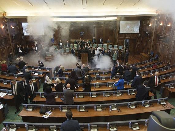 Kosovská opozice opět přerušila jednání parlamentu slzným plynem.