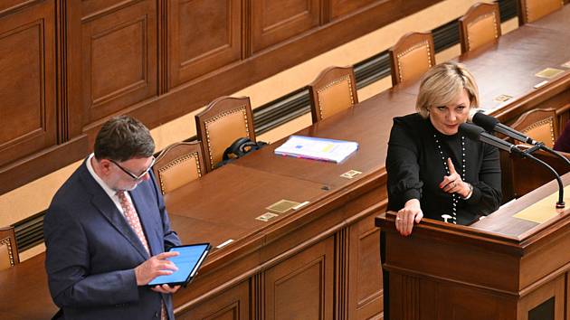 Ministr financí Zbyněk Stanjura a předsedkyně poslaneckého klubu ANO Alena Schillerová na schůzi Sněmovny ke státnímu rozpočtu 18. října 2022.