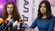 Propuštěné členky Pussy Riot na tiskové konferenci v Moskvě.