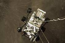 Na snímku NASA z 18. února 2021 je vozítko Perseverance před přistáním na planetě Mars
