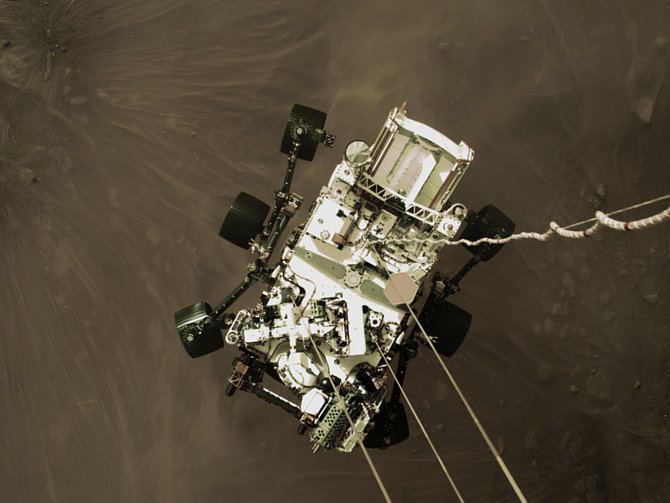 Na snímku NASA z 18. února 2021 je vozítko Perseverance před přistáním na planetě Mars