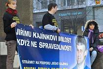 Demonstrace na podporu na doživotí odsouzeného vězně Jiřího Kajínka se konala 29. října v Praze na Václavském náměstí. Termín se shoduje s desátým výročím Kajínkova útěku z věznice Mírov.