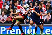 Ondřej Čelůstka (vlevo) v dresu Sunderlandu bojuje o míč s Taarabtem z Fulhamu.