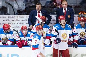 Ruští hokejisté v čele s trenérem Olegem Znarokem na Světovém poháru v Torontu.
