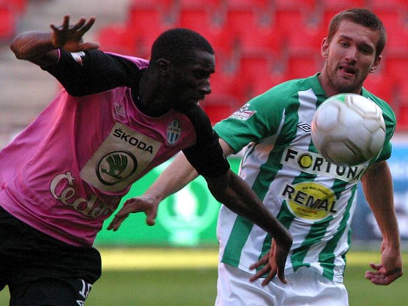 Obránce Bohemians 1905 Martin Cseh (vpravo) proti Boleslavi.