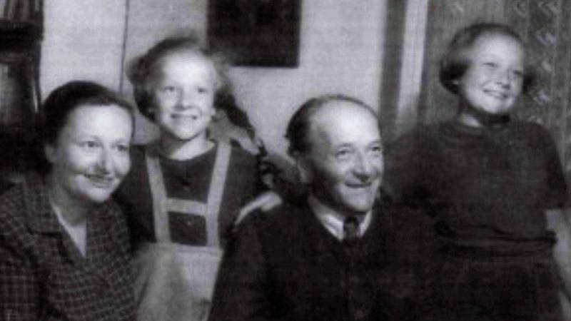 František Schnurmacher s ženou Vally a dcerami Helenou (vpravo) a Hanou.
