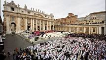 Na pohřeb papeže Jana Pavla II. přijely do Říma čtyři miliony truchlících, na náměstí svatého Petra bylo tři sta tisíc lidí.