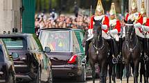 Královna Alžběta II. naposledy opouští Londýn. Limuzína s rakví s jejími pozůstatky zamířila na hrad Windsor