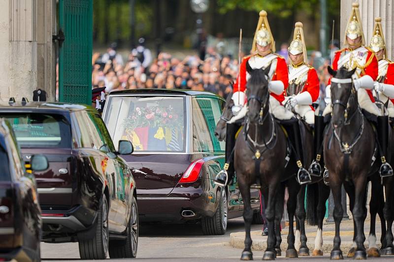 Královna Alžběta II. naposledy opouští Londýn. Limuzína s rakví s jejími pozůstatky zamířila na hrad Windsor