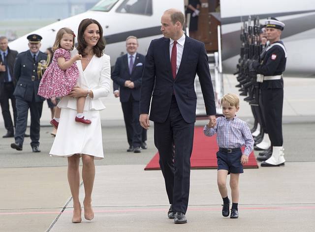 Královská rodina přiletěla do Polska