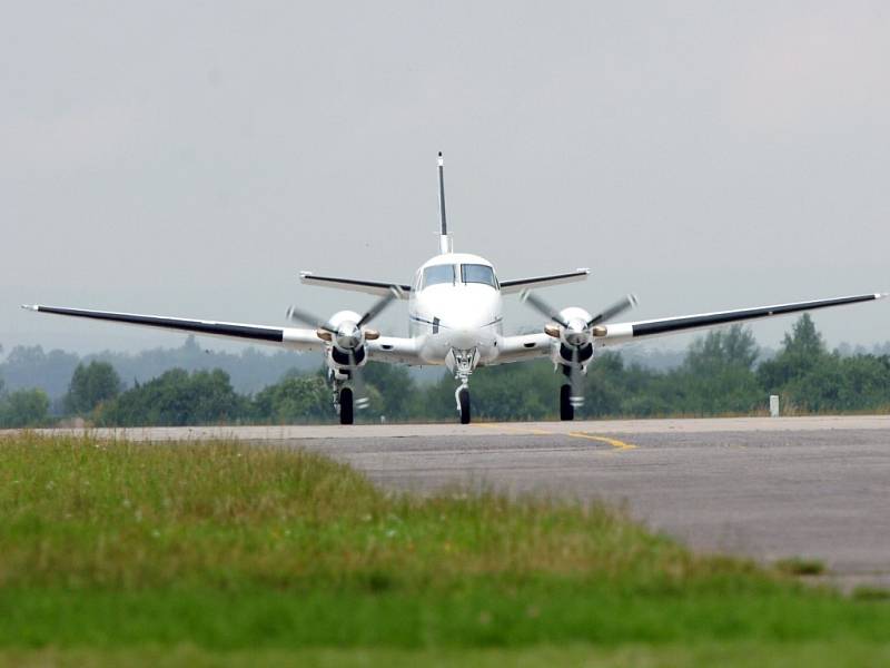 Letadlo Beechcraft King Air C90 nad hradeckým letištěm. Stejný typ letadla se zřítil v blízkosti kyjevského letiště.