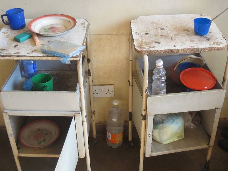Stolky u postelí v africké nemocnici