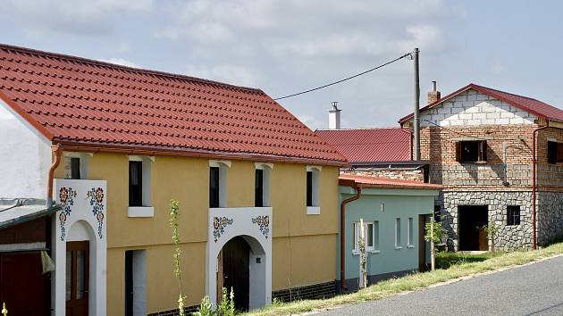 Mikulčice na Hodonínsku rok po řádění tornáda. Vesnice prokoukla, ale stále vypadá jako obří staveniště. Práce je ještě dost.