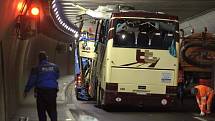 Děsivá nehoda autobusu s dětmi ve švýcarském tunelu v roce 2012.