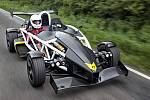 6. – 4. Ariel Atom 3.5R. Z 0 na 100 km/h za 2,5 s. Na úrovni šíleného elektromobilu se drží legendární Atom. Když nacpete dvoulitr o výkonu 355 koní (261 kW) a točivém momentu 330 Nm do trubkového rámu o hmotnosti 550 kg, začnou se dít věci.