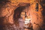 Coober Pedy je malé hornické město v Jižní Austrálii. Kvůli vysokým teplotám přesahujícím 50 ° C si lidé svá obydlí hloubí do jeskyní.