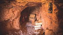 Coober Pedy je malé hornické město v Jižní Austrálii. Kvůli vysokým teplotám přesahujícím 50 ° C si lidé svá obydlí hloubí do jeskyní.