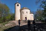 Rotunda sv. Jiří a svatého Vojtěcha na hoře Říp. Najdete ji mezi obcemi Mnetěš a Krabčice nedaleko Roudnice nad Labem