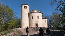 Rotunda sv. Jiří a svatého Vojtěcha na hoře Říp. Najdete ji mezi obcemi Mnetěš a Krabčice nedaleko Roudnice nad Labem