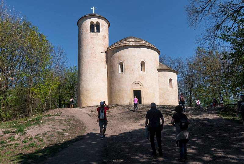 Rotunda sv. Jiří a svatého Vojtěcha na hoře Říp. Najdete ji mezi obcemi Mnetěš a Krabčice nedaleko Roudnice nad Labem