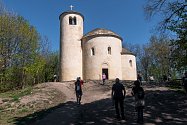 Rotunda sv. Jiří a svatého Vojtěcha na hoře Říp. Najdete ji mezi obcemi Mnetěš a Krabčice nedaleko Roudnice nad Labem