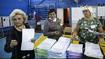 Volební komise při sčítání hlasů