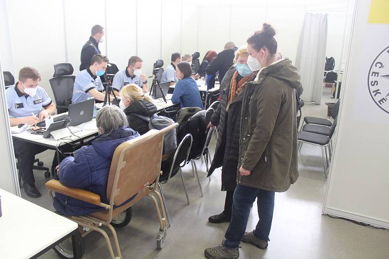 Každý den navštěvuje brněnské Krajské asistenční centrum pomoci přes tisíc Ukrajinců. Vyřídí si zde nejdůležitější dokumenty a dozví se, co dělat dál