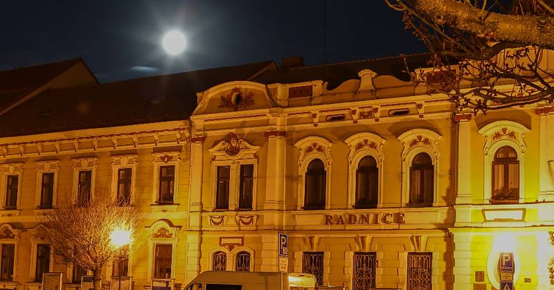 Ranní superúplněk nad Veselím nad Lužnicí vyfotil Roman Růžička.