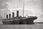 Titanic fotografovaný během své cesty při dosažení své první zastávky. Vrak parníku objevil Robert Ballard.