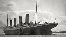 Titanic fotografovaný během své cesty při dosažení své první zastávky
