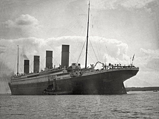 Titanic fotografovaný během své cesty při dosažení své první zastávky