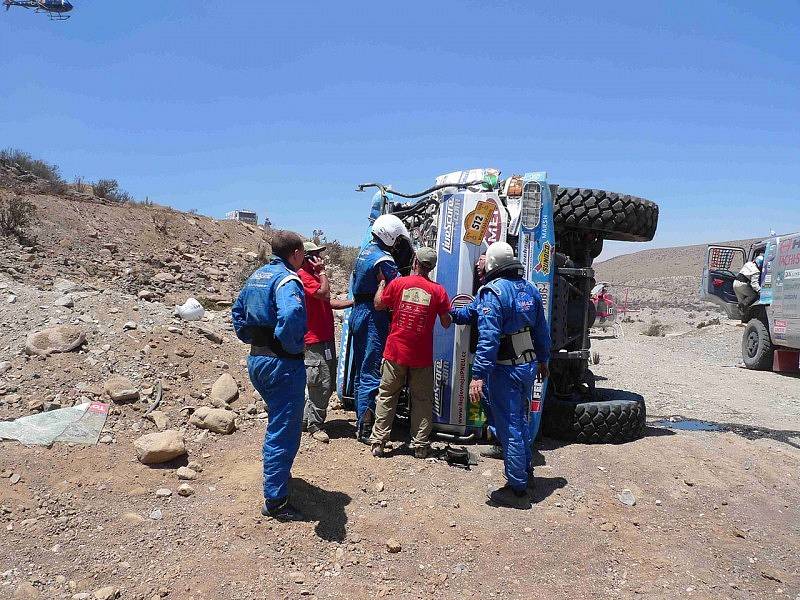 Havarovaný kamion Tatra Tomáše Tomečka, Dakar 2009 pro něj skončil.