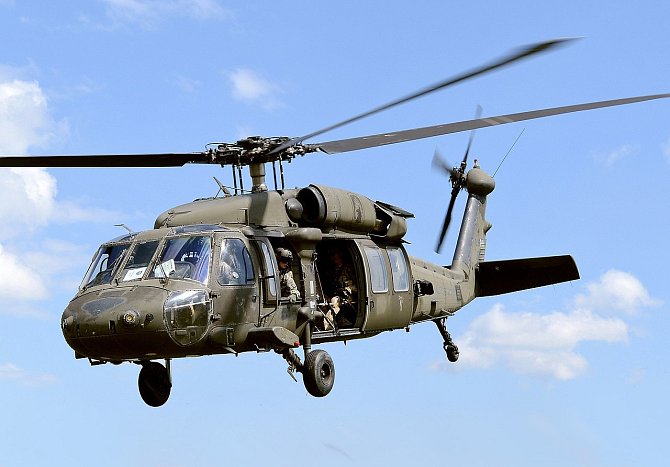 Vrtulník Sikorsky UH-60 Black Hawk.