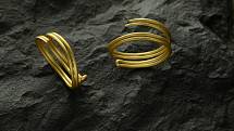 Zlaté vlasové šperky z bohatého ženského hrobu č. 2, odkud pochází žena, jejíž podobu teď vědci rekonstruovali.