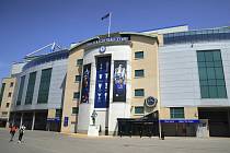 Stadion fotbalistů Chelsea Stamford Bridge v Londýně.