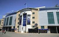 Stadion fotbalistů Chelsea Stamford Bridge v Londýně.