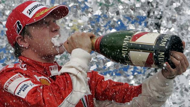 Finský pilot Kimi Räikkönen slaví vítězství ve Velké ceně Brazílie. Triumfem v posledním závodě sezony vybojoval svůj premiérový titul mistra světa F1, když o jediný bod porazila Brita Lewise Hamiltona.