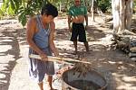 Indiáni připravující ayahuascu