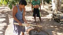 Indiáni připravující ayahuascu