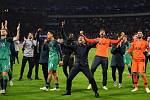 Fotbalisté Tottenhamu slaví postup přes Ajax Amsterdam. Uprostřed v černém trenér Mauricio Pochettino.