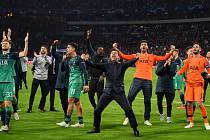 Fotbalisté Tottenhamu slaví postup přes Ajax Amsterdam. Uprostřed v černém trenér Mauricio Pochettino.
