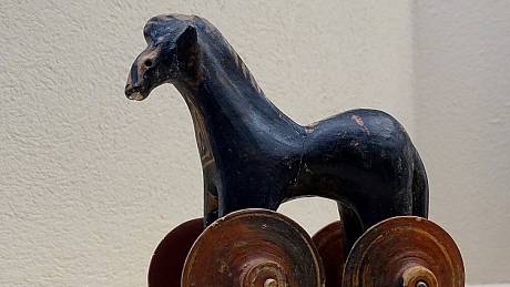 Malý koník na kolečkách, dětská hračka, v Archeologickém muzeu Kerameikos, Atény