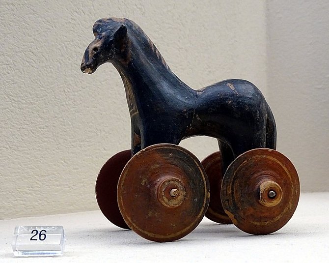 Malý koník na kolečkách, dětská hračka, v Archeologickém muzeu Kerameikos, Atény
