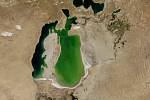 Vysychající Aralské jezero na satelitním snímku NASA. Stav v roce 2001